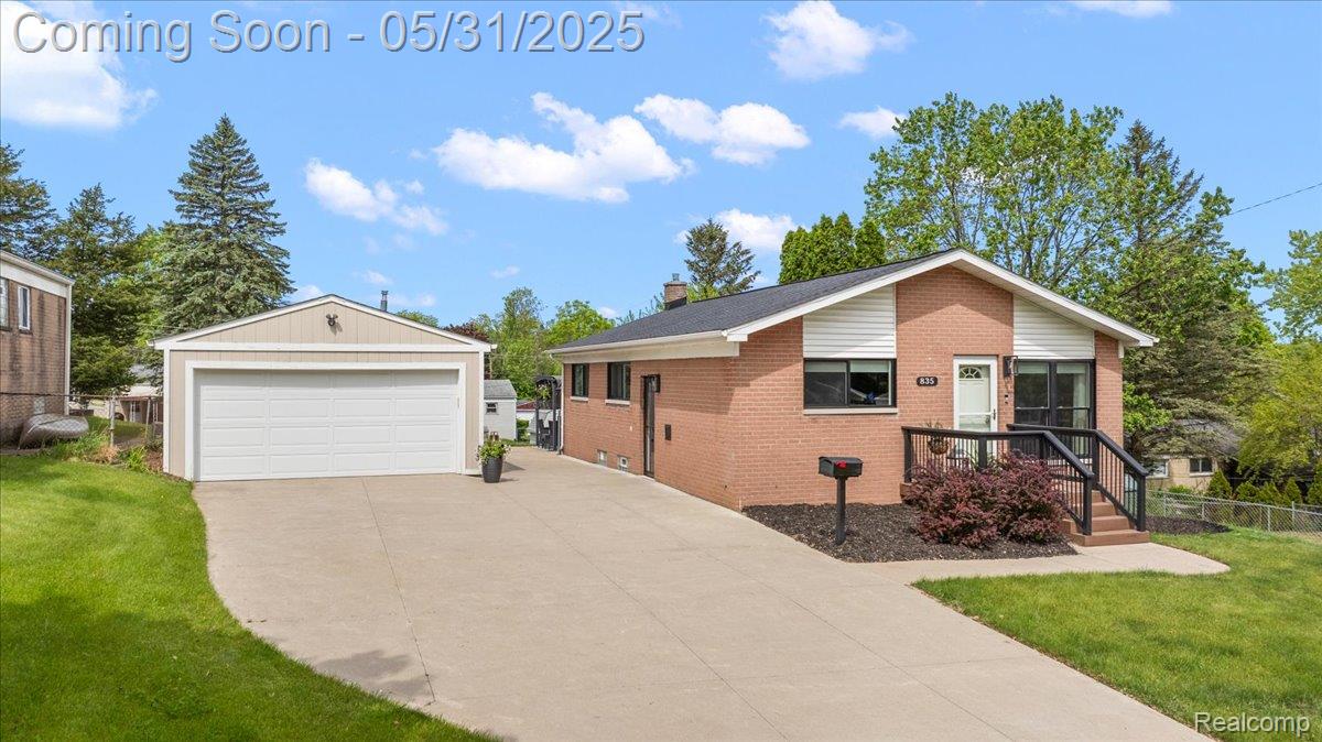 835 Manor Drive W