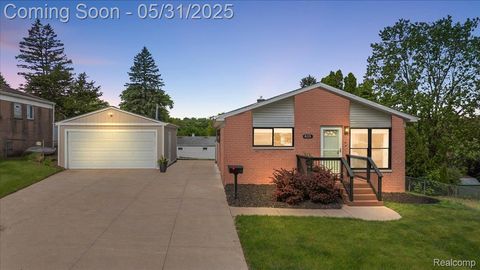 835 Manor Drive W Milford Charter Township MI 48381