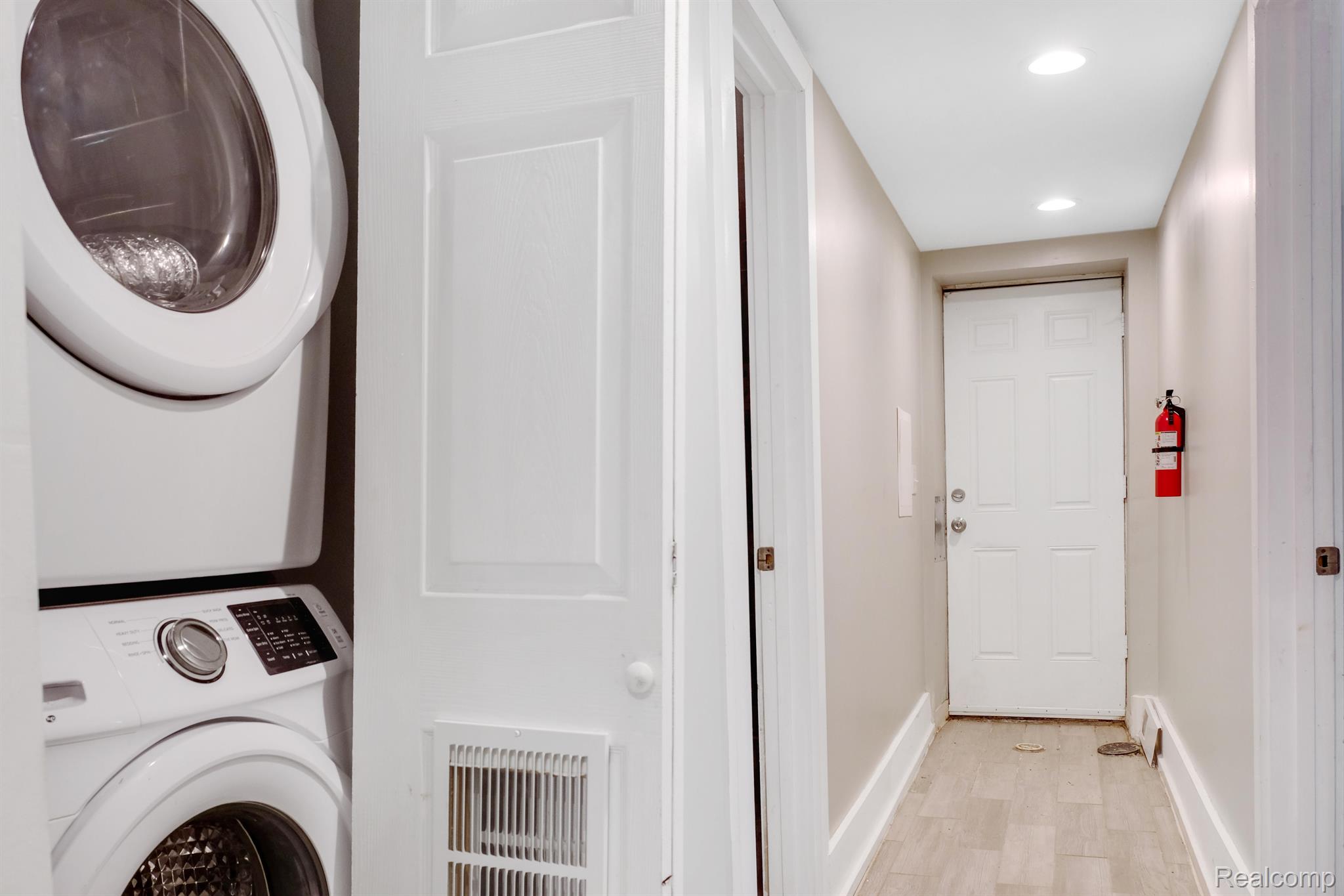 Detroit City, Michigan 48202, United States, 2 Bedrooms Bedrooms, ,1 BathroomBathrooms,Residential,Active,196169