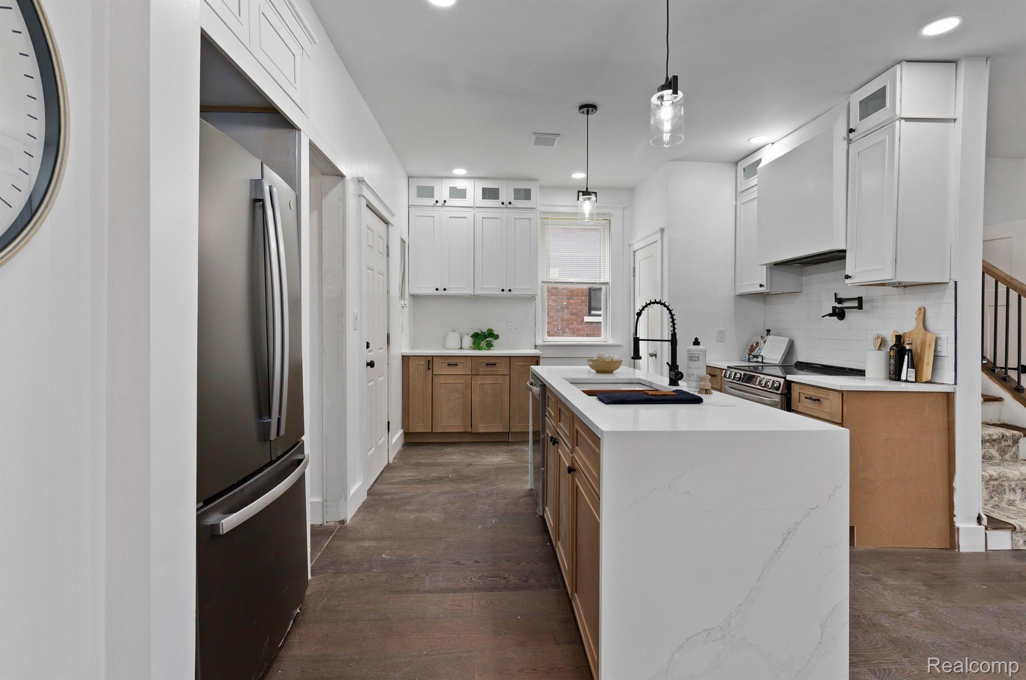 Detroit City, Michigan 48206, United States, 5 Bedrooms Bedrooms, ,4 BathroomsBathrooms,Residential,Active,188624