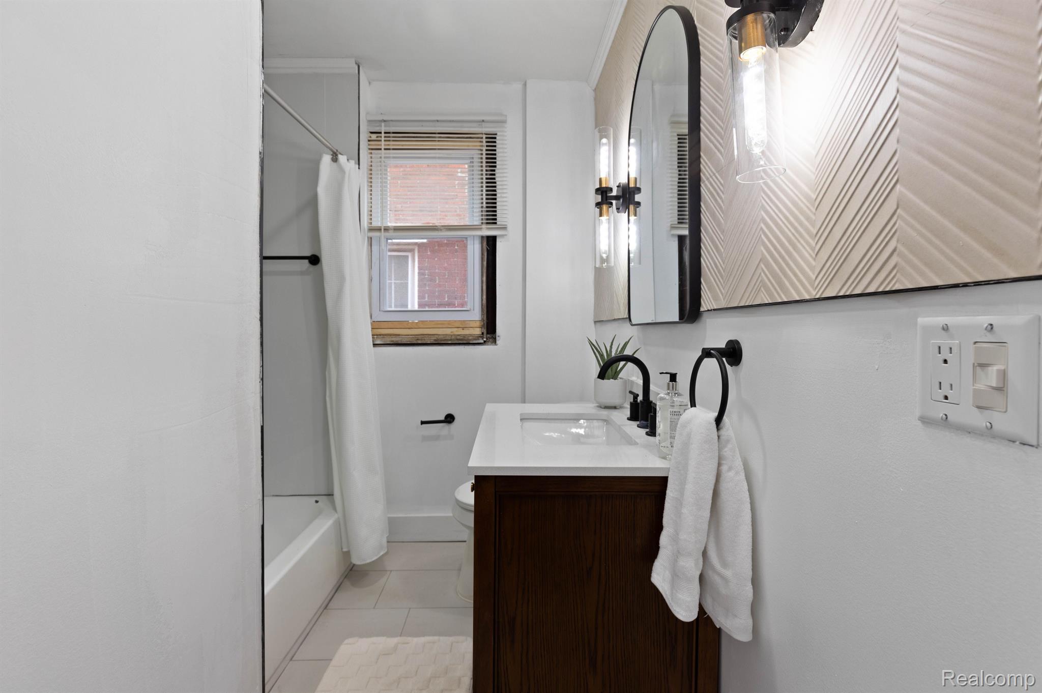 Detroit City, Michigan 48206, United States, 5 Bedrooms Bedrooms, ,4 BathroomsBathrooms,Residential,Active,188624