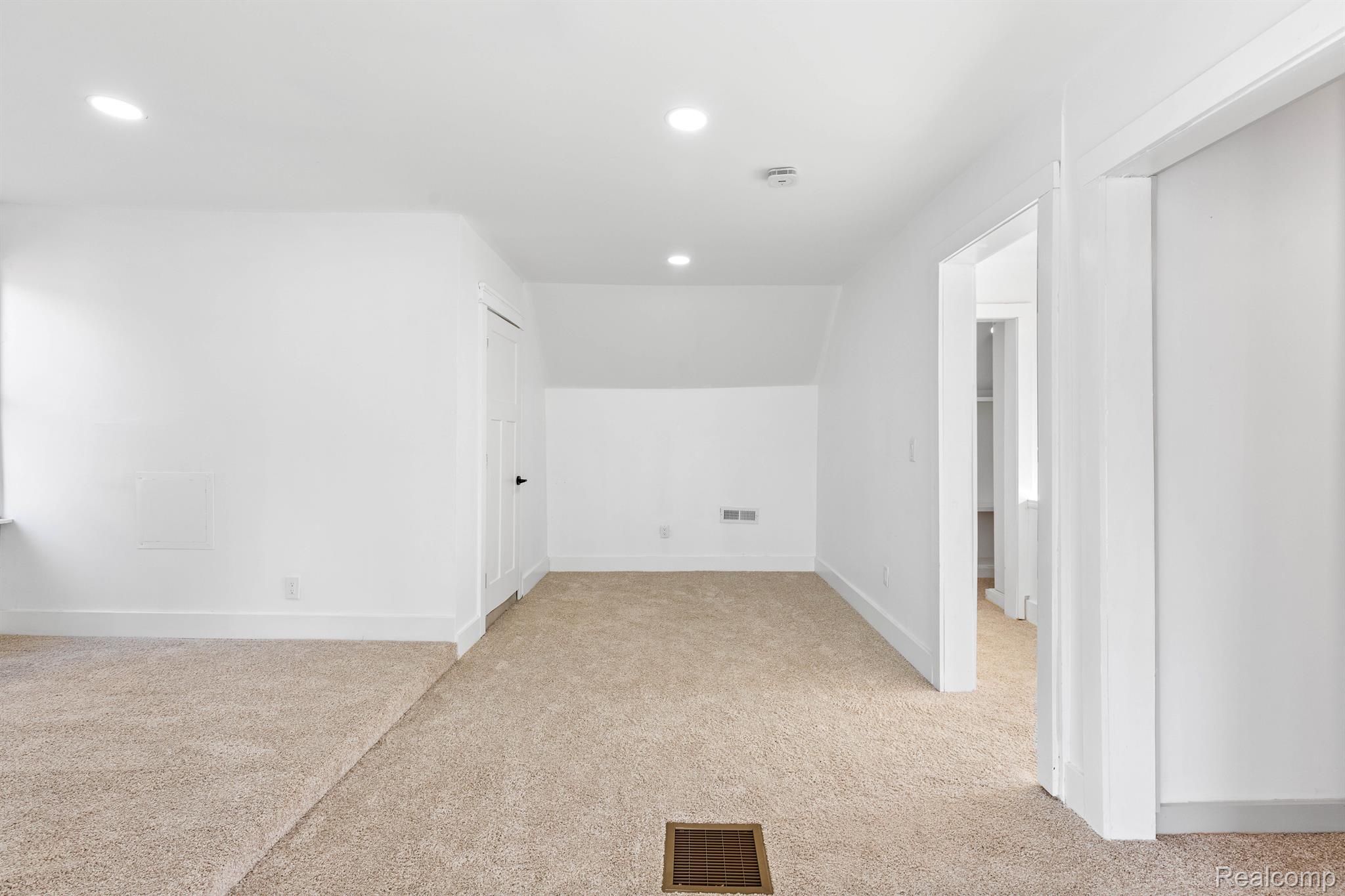 Detroit City, Michigan 48206, United States, 5 Bedrooms Bedrooms, ,4 BathroomsBathrooms,Residential,Active,188624