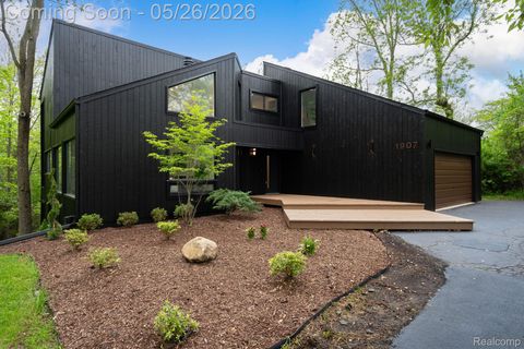 Photo of 1907 Raymond Place, Bloomfield Hills City, MI 48302 (MLS # 20261037483)