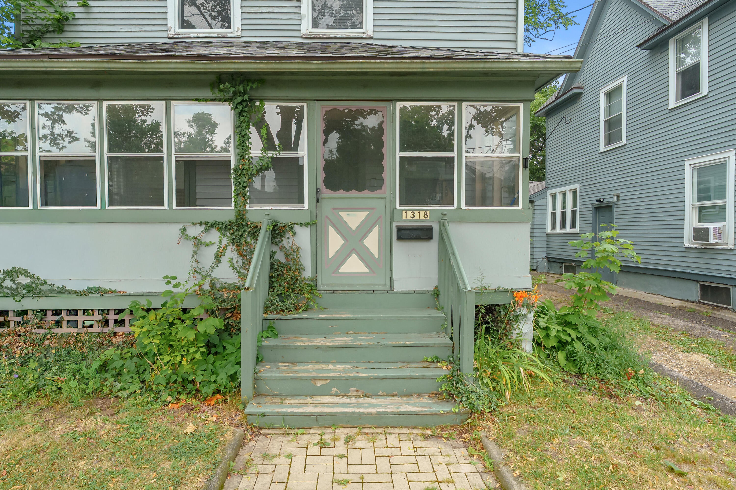 1318 Oak Street