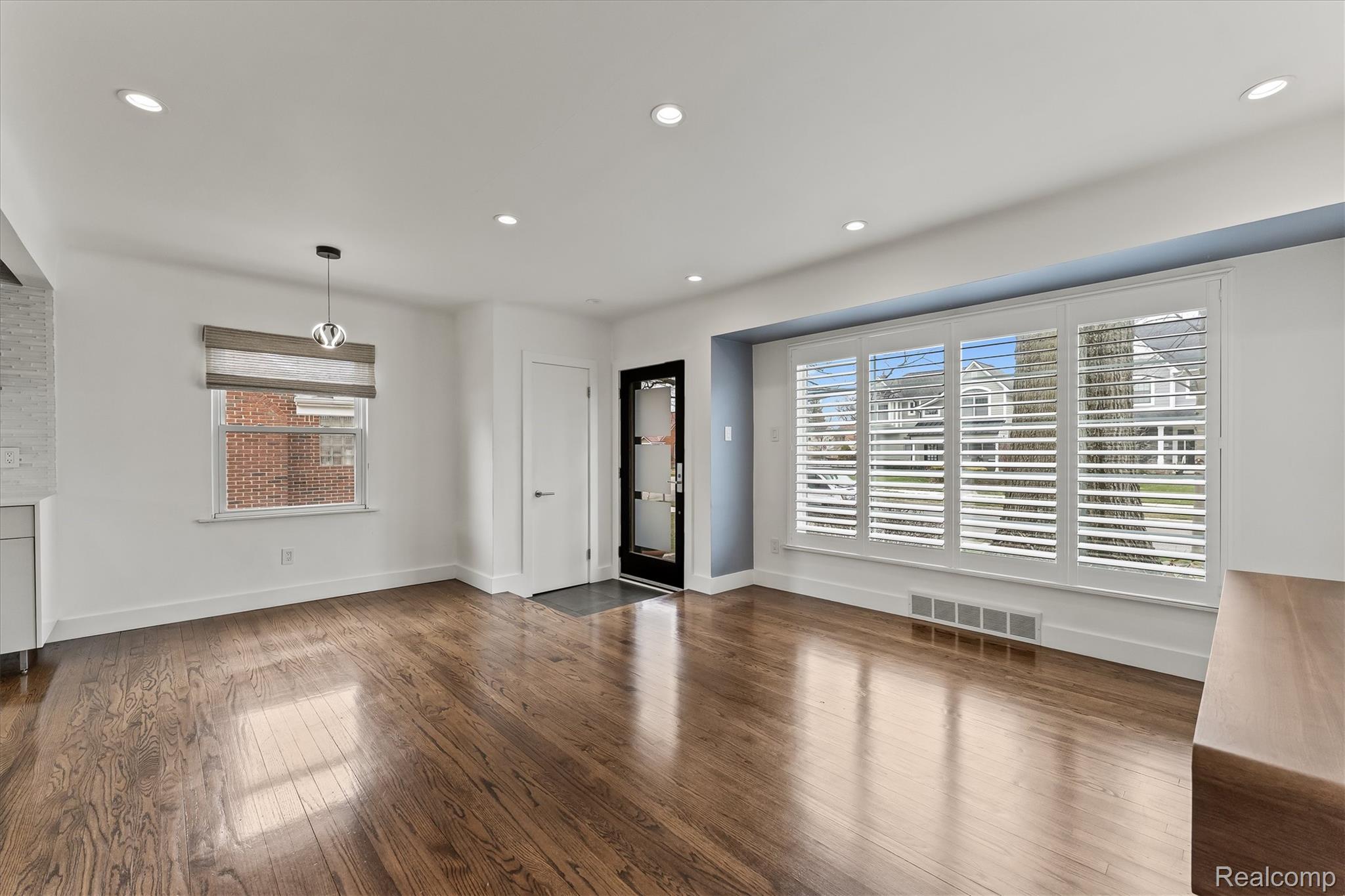 2577 Buckingham Avenue