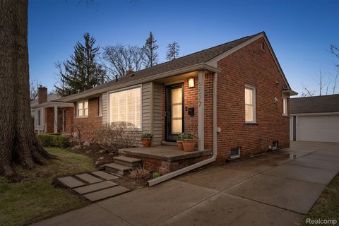 Tiny photo for 2577 Buckingham Avenue, Birmingham City, MI 48009 (MLS # 20261021361)