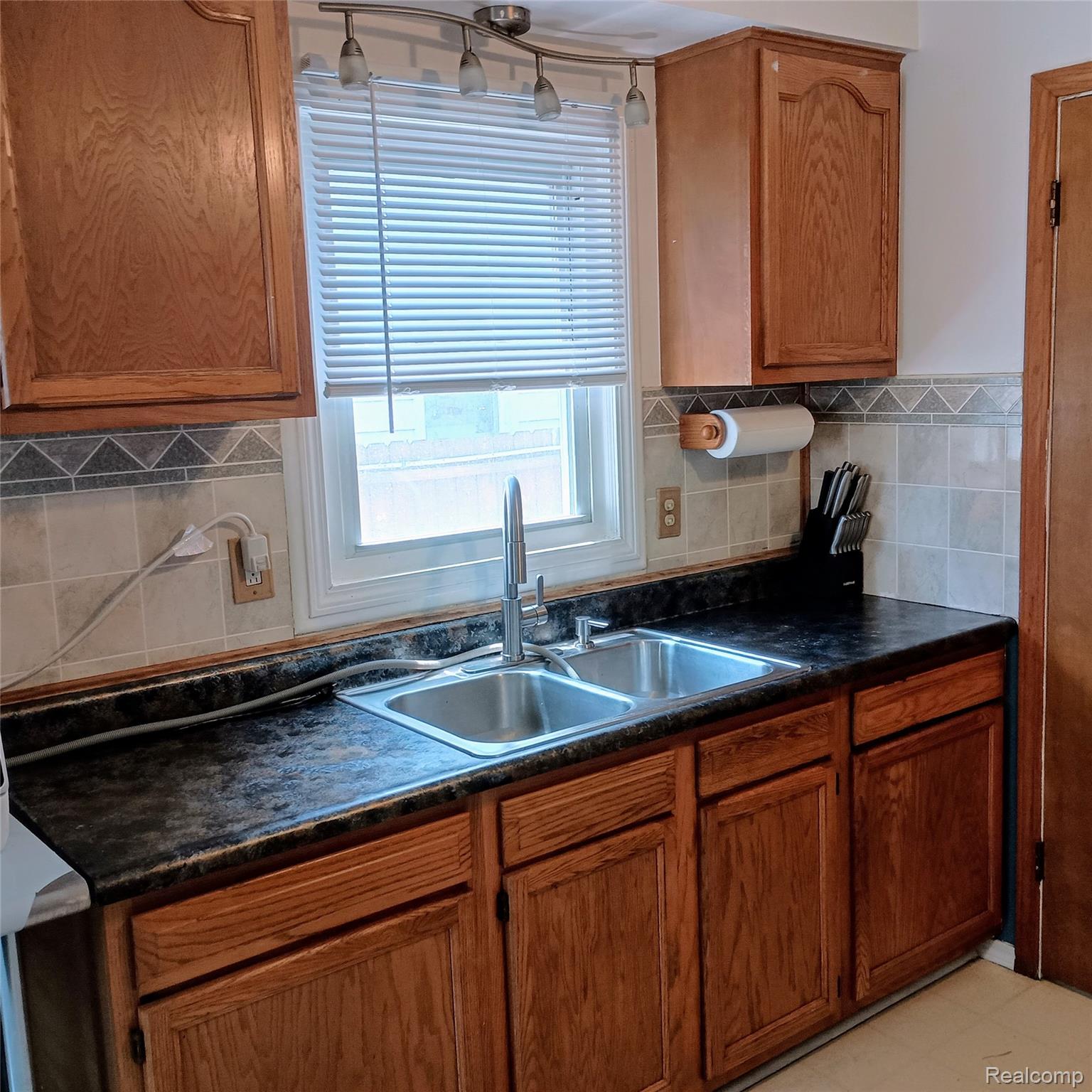 Roseville City, Michigan 48066, United States, 3 Bedrooms Bedrooms, ,2 BathroomsBathrooms,Residential,Pending,151424