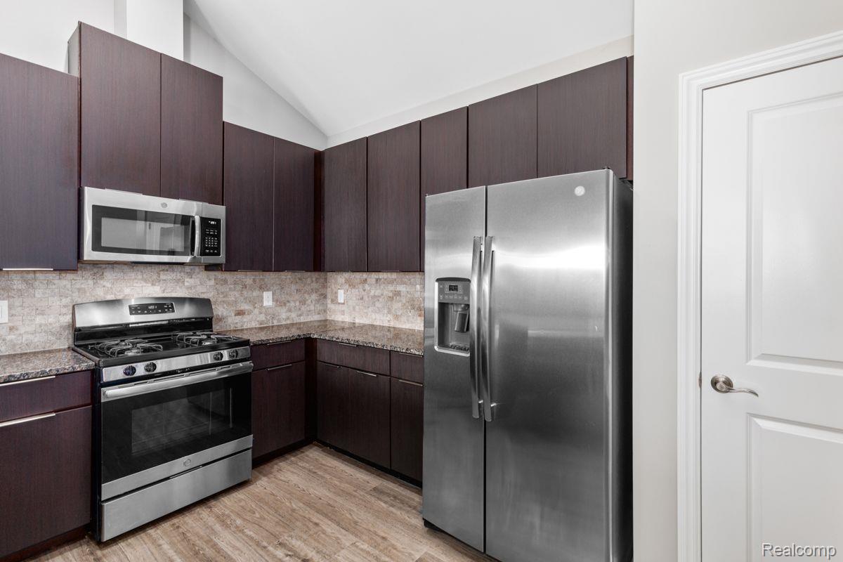 45732 UTICA PARK Boulevard