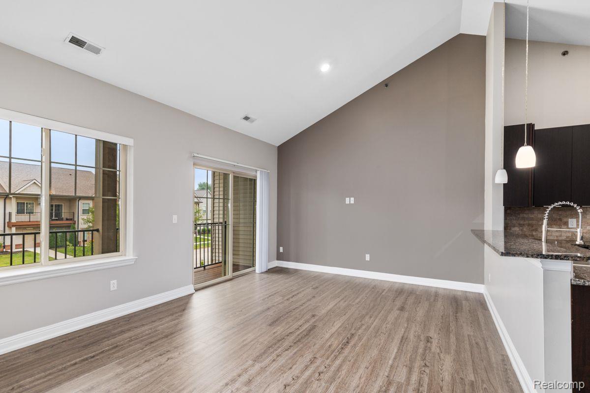 45732 UTICA PARK Boulevard