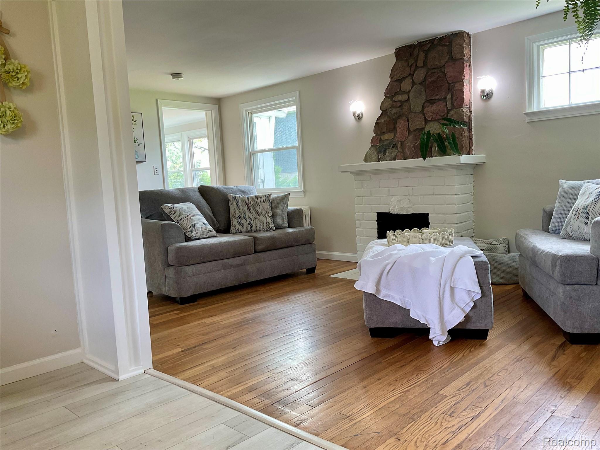 Walled Lake City, Michigan 48390, United States, 2 Bedrooms Bedrooms, ,1 BathroomBathrooms,Residential,Active,132475