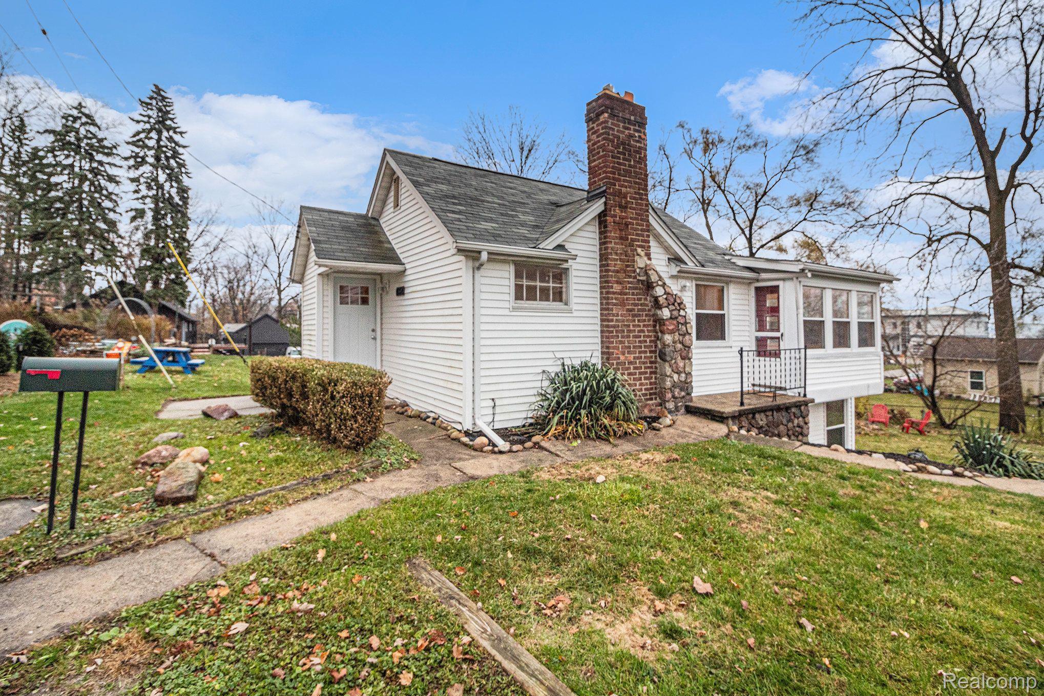 Walled Lake City, Michigan 48390, United States, 2 Bedrooms Bedrooms, ,1 BathroomBathrooms,Residential,Active,132475