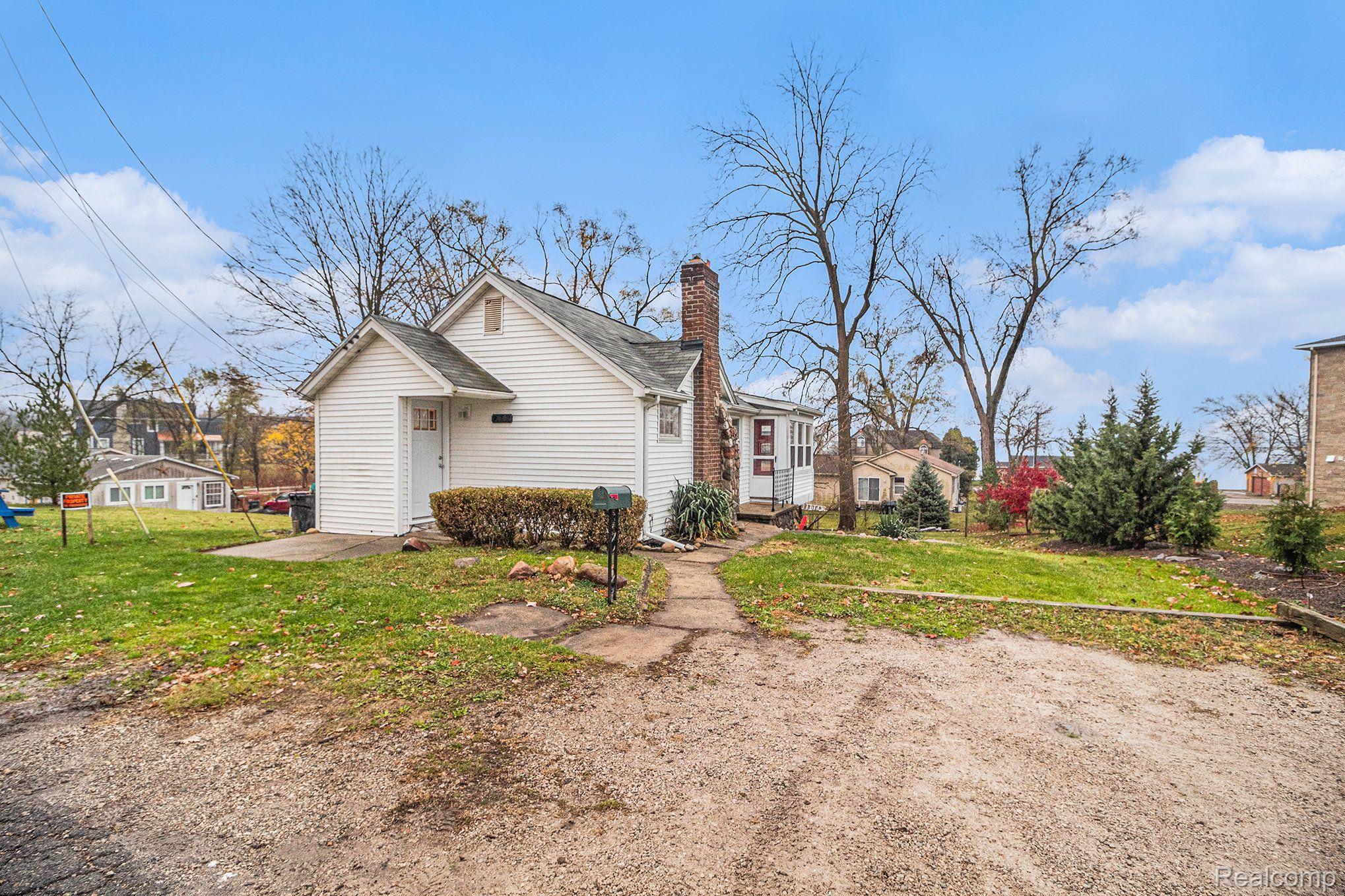 Walled Lake City, Michigan 48390, United States, 2 Bedrooms Bedrooms, ,1 BathroomBathrooms,Residential,Active,132475