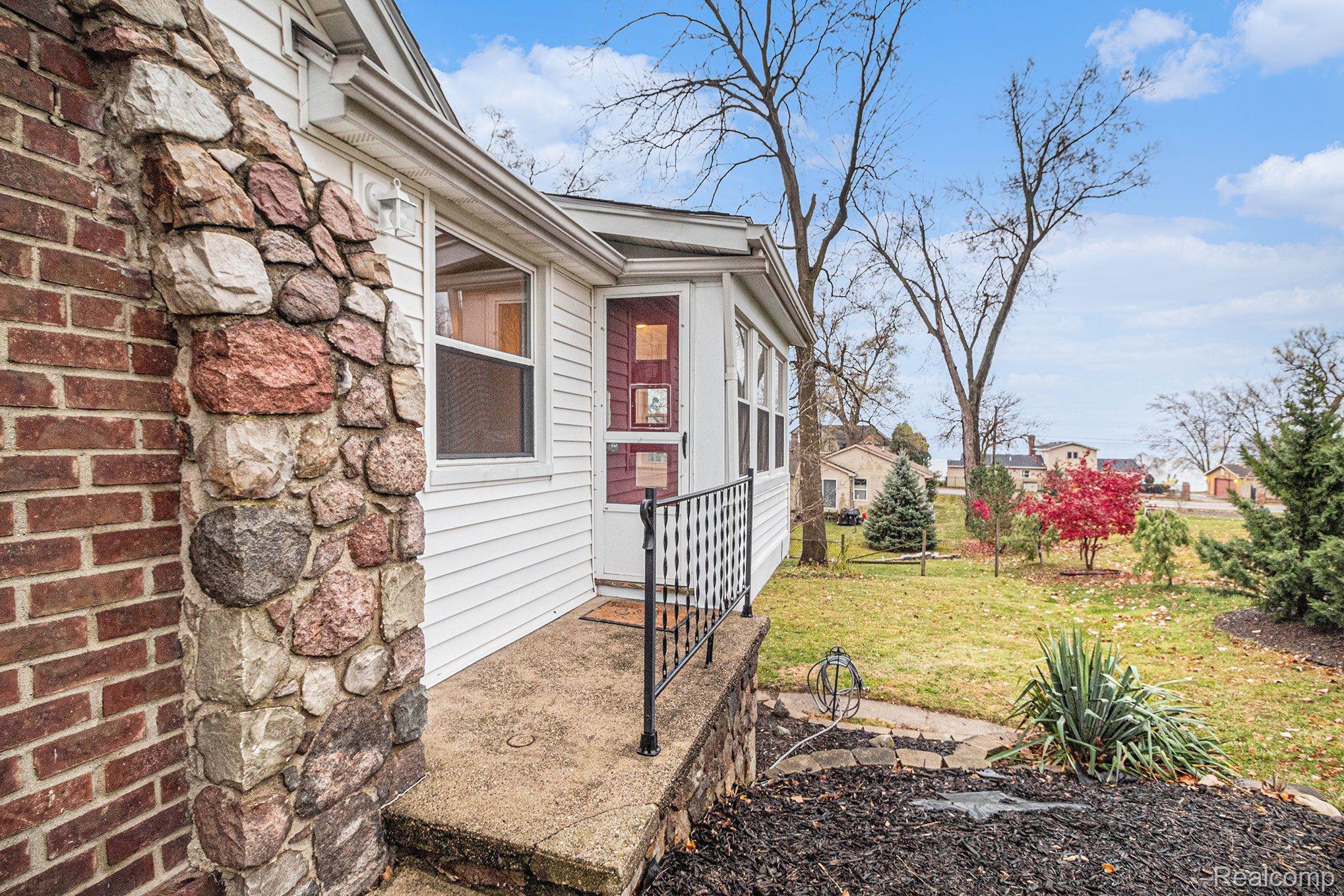 Walled Lake City, Michigan 48390, United States, 2 Bedrooms Bedrooms, ,1 BathroomBathrooms,Residential,Active,132475