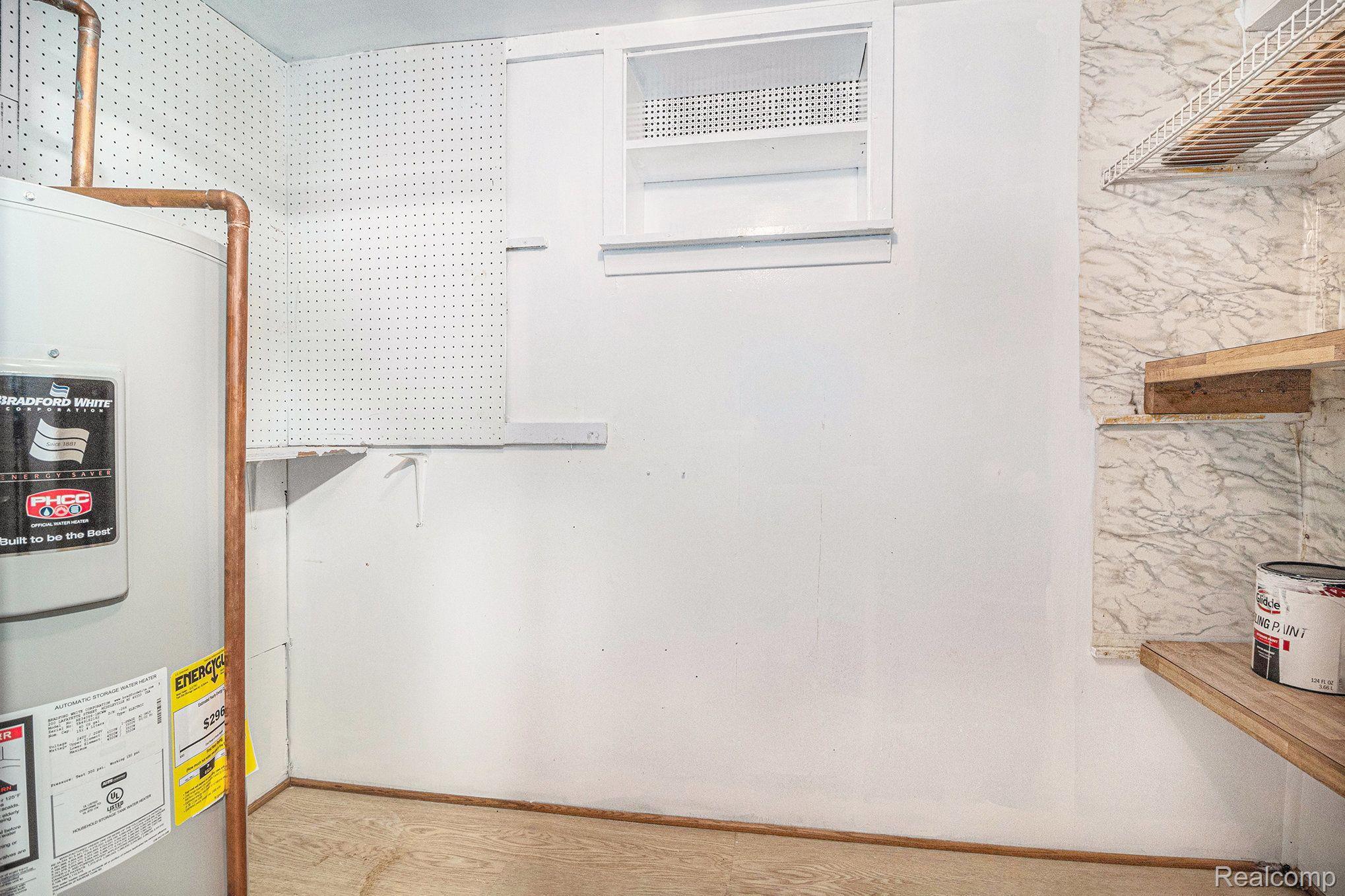 Walled Lake City, Michigan 48390, United States, 2 Bedrooms Bedrooms, ,1 BathroomBathrooms,Residential,Active,132475