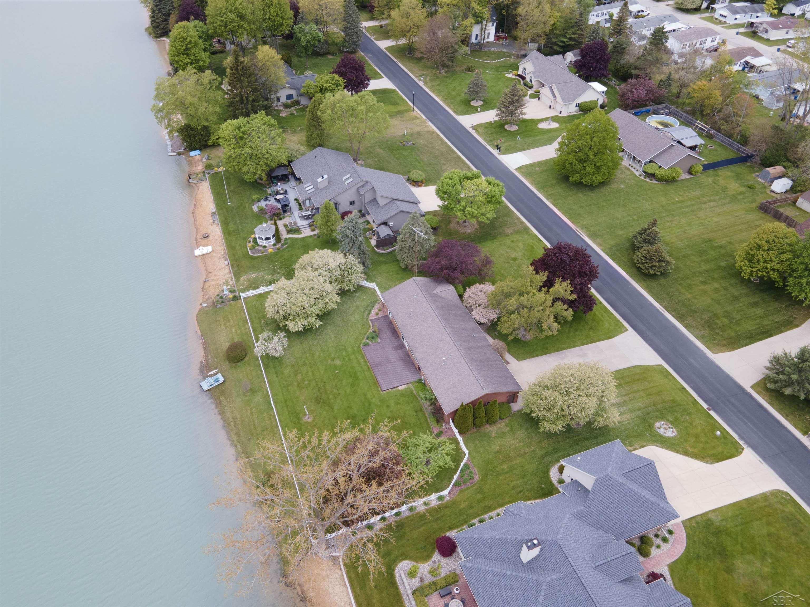 11145 Lake Circle North Street