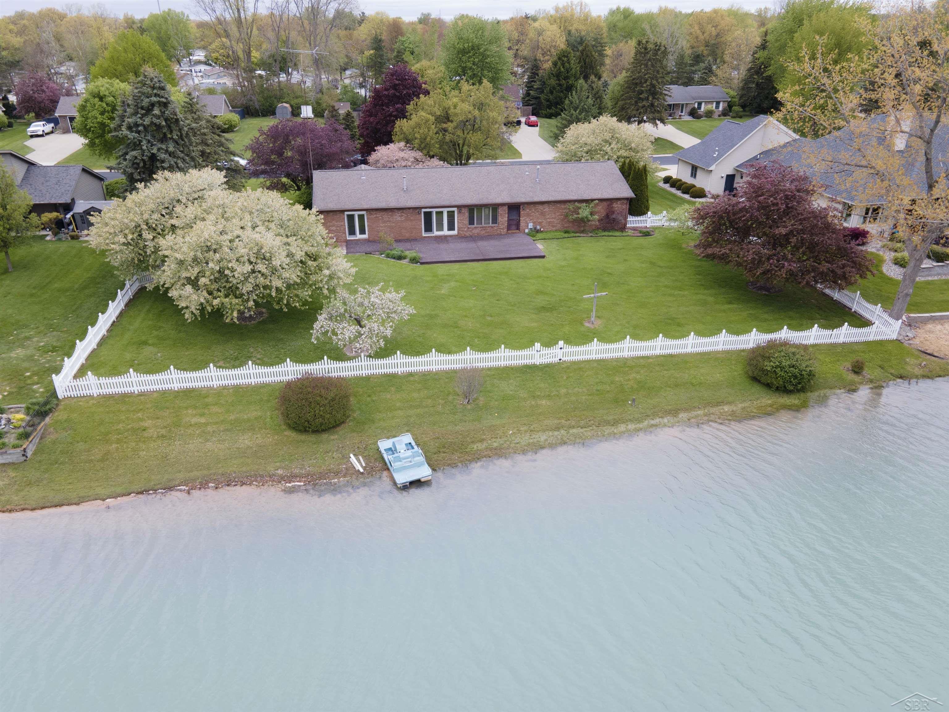 11145 Lake Circle North Street