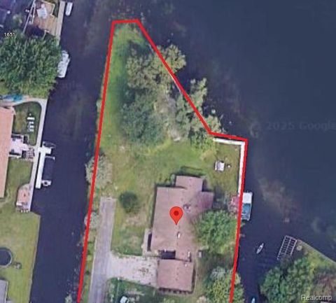 1677 Parkview Avenue West Bloomfield Charter Township MI 48324