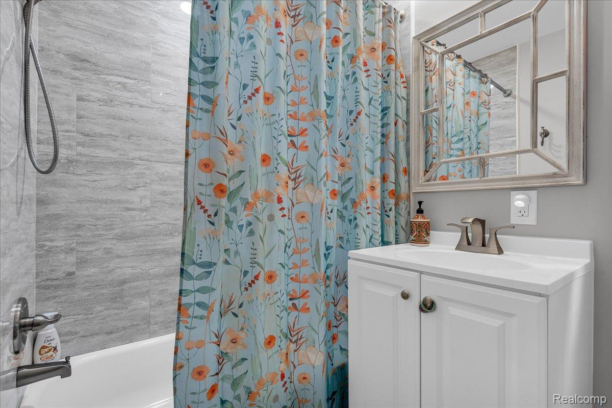 HamtramcK City, Michigan 48212, United States, 4 Bedrooms Bedrooms, ,3 BathroomsBathrooms,Residential,Pending,184716