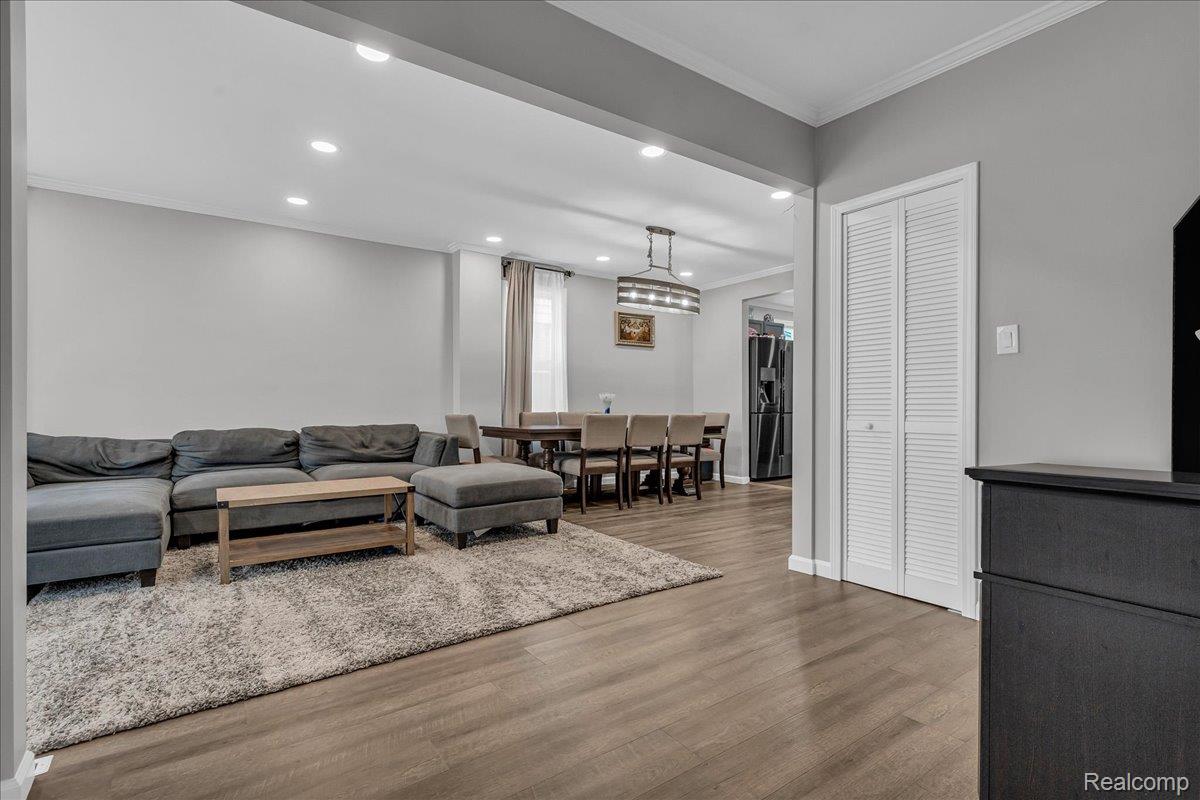 HamtramcK City, Michigan 48212, United States, 4 Bedrooms Bedrooms, ,3 BathroomsBathrooms,Residential,Pending,184716