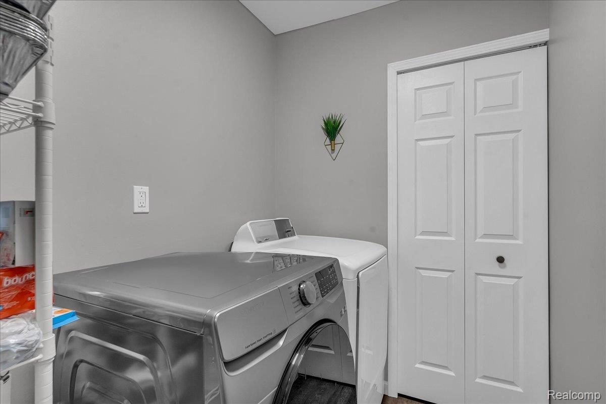 HamtramcK City, Michigan 48212, United States, 4 Bedrooms Bedrooms, ,3 BathroomsBathrooms,Residential,Pending,184716