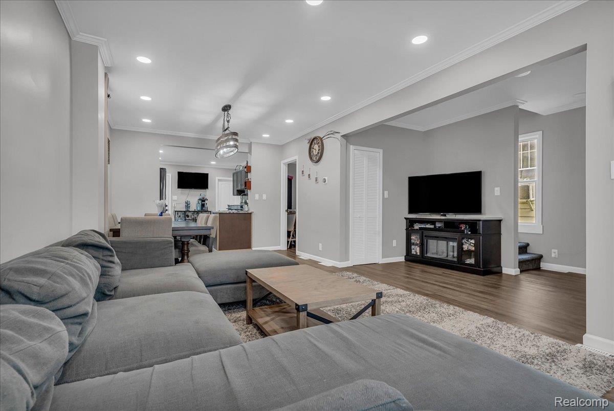 HamtramcK City, Michigan 48212, United States, 4 Bedrooms Bedrooms, ,3 BathroomsBathrooms,Residential,Pending,184716