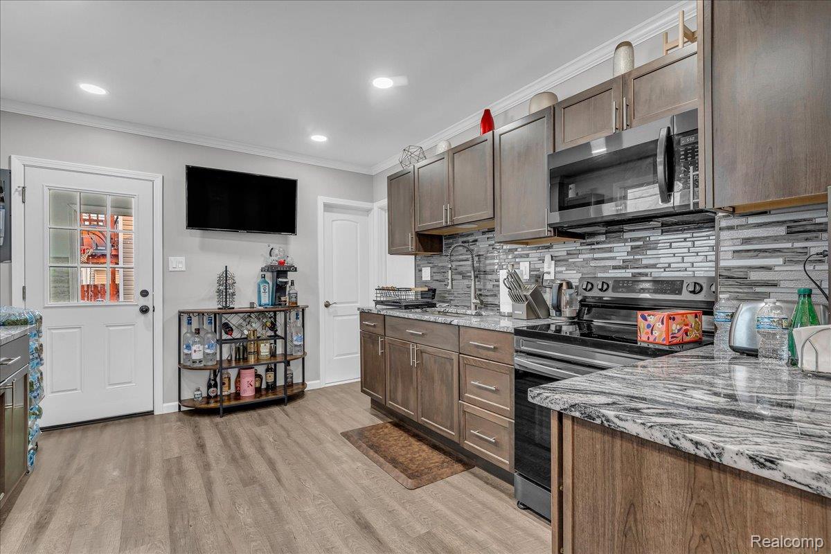 HamtramcK City, Michigan 48212, United States, 4 Bedrooms Bedrooms, ,3 BathroomsBathrooms,Residential,Pending,184716