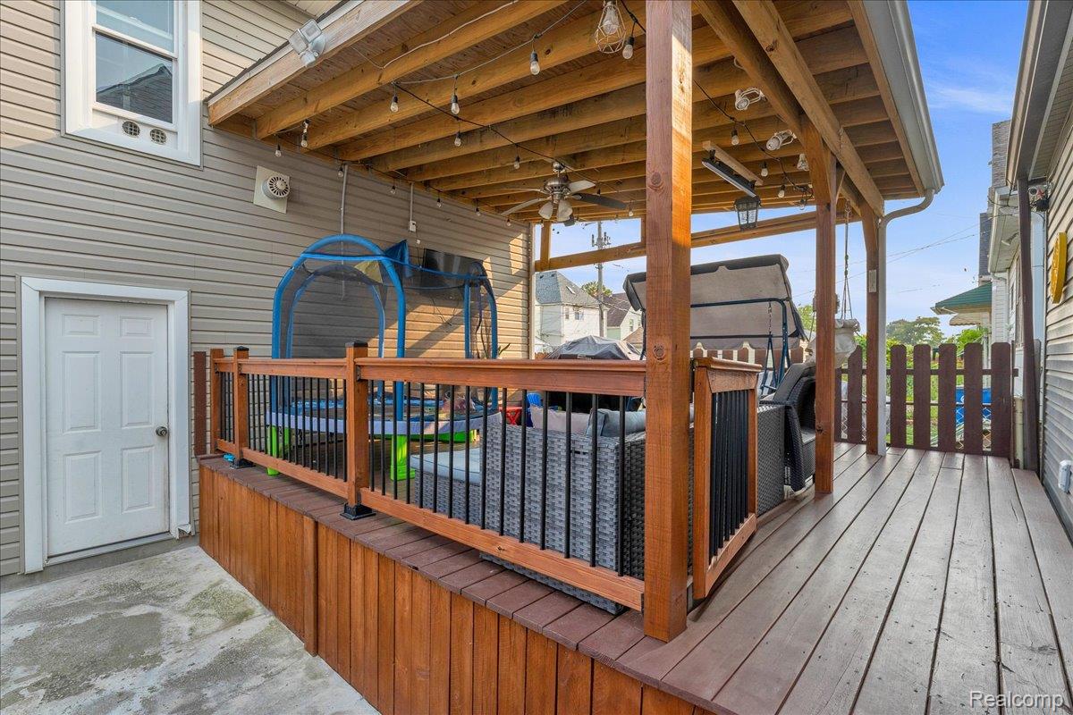 HamtramcK City, Michigan 48212, United States, 4 Bedrooms Bedrooms, ,3 BathroomsBathrooms,Residential,Pending,184716