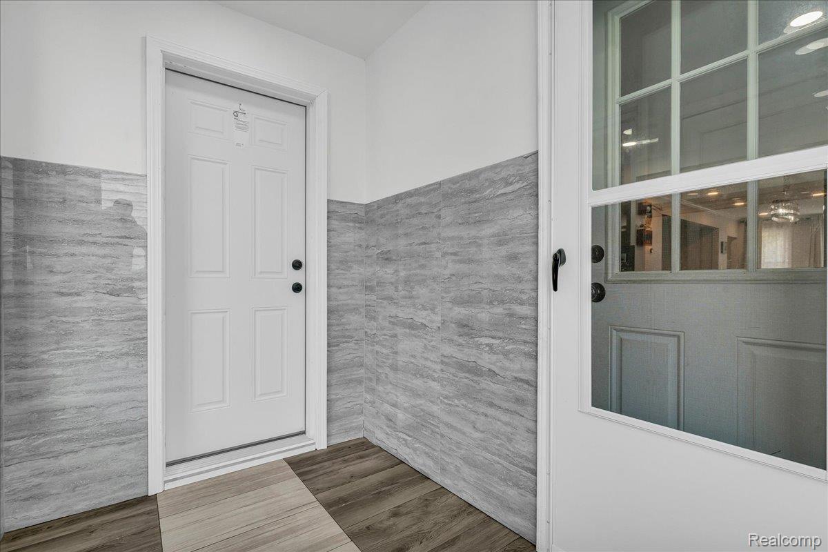 HamtramcK City, Michigan 48212, United States, 4 Bedrooms Bedrooms, ,3 BathroomsBathrooms,Residential,Pending,184716