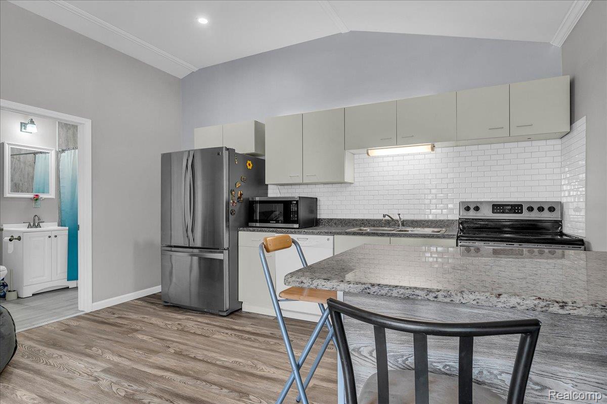 HamtramcK City, Michigan 48212, United States, 4 Bedrooms Bedrooms, ,3 BathroomsBathrooms,Residential,Pending,184716