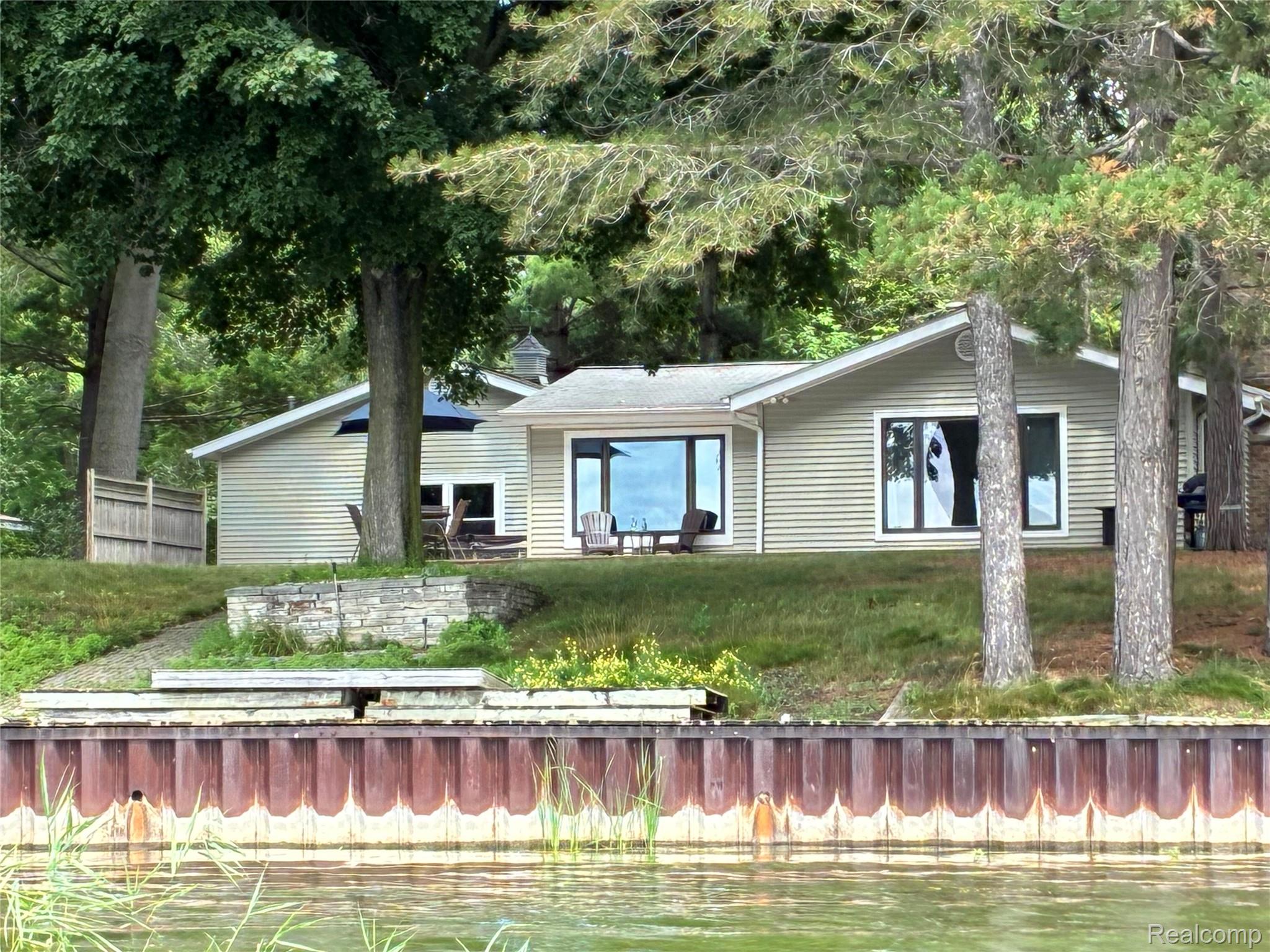 2737 N Lakeview Drive