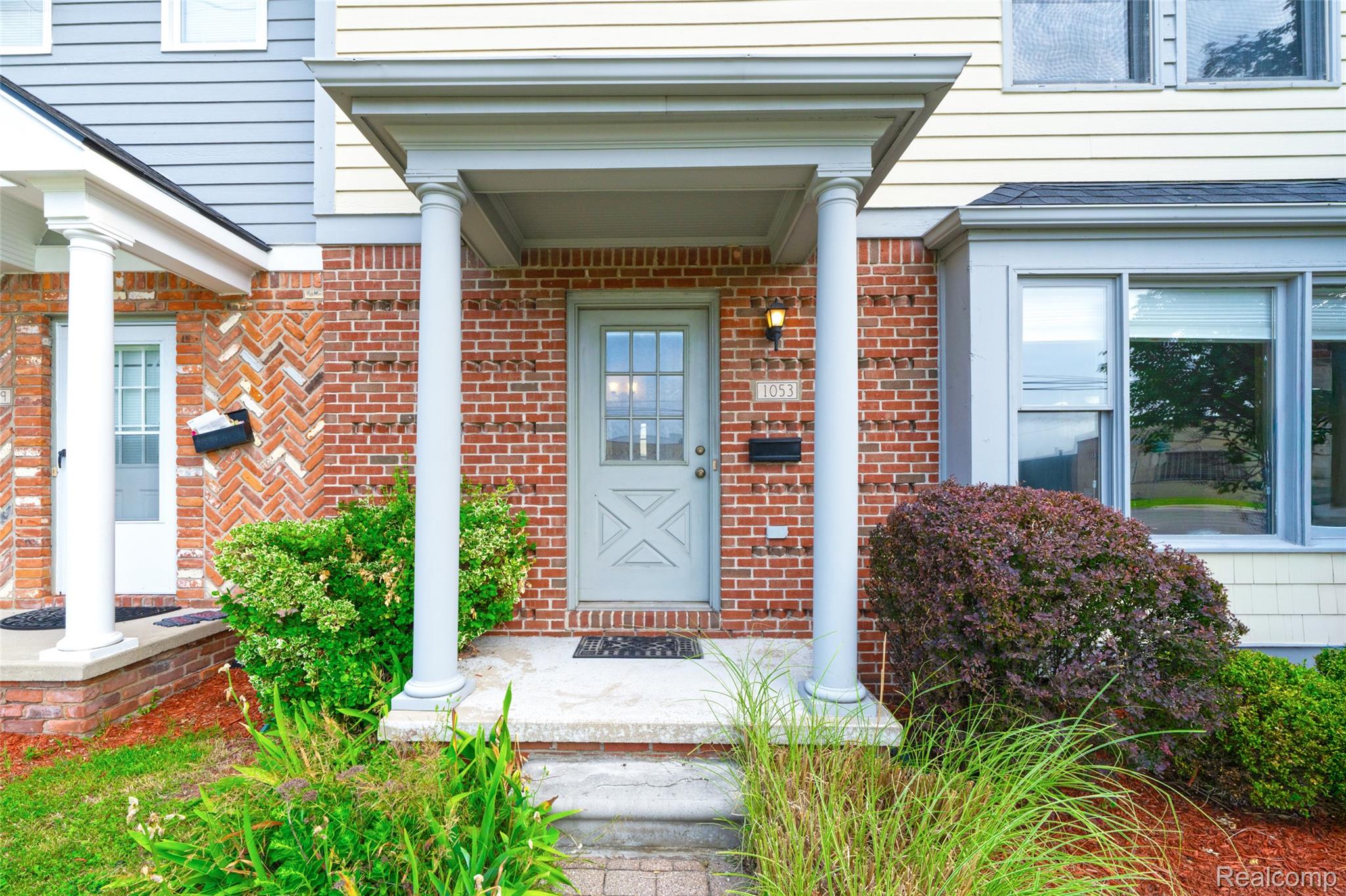 1053 WOODWARD Heights