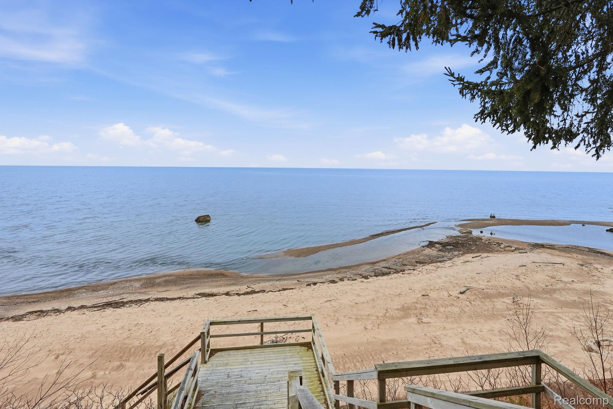 5436 N Lakeshore Road