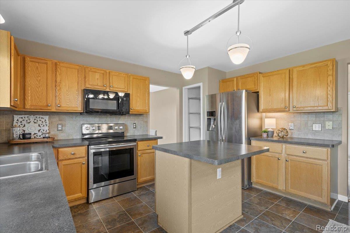 Independence Charter Township, Michigan 48346, United States, 3 Bedrooms Bedrooms, ,4 BathroomsBathrooms,Residential,Active,143604