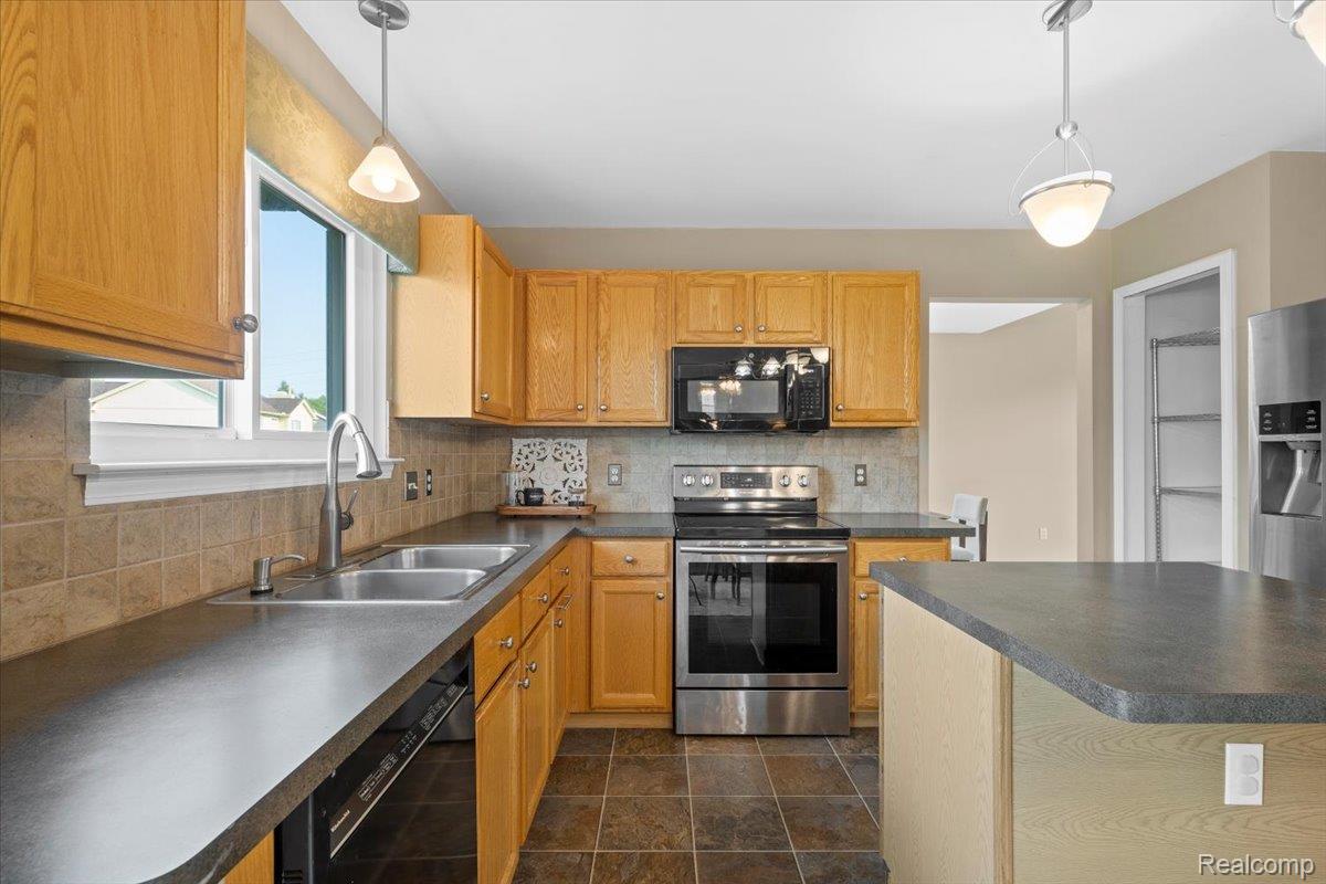 Independence Charter Township, Michigan 48346, United States, 3 Bedrooms Bedrooms, ,4 BathroomsBathrooms,Residential,Active,143604