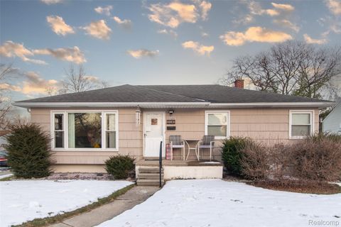 21858 Pleasant Avenue Eastpointe City MI 48021