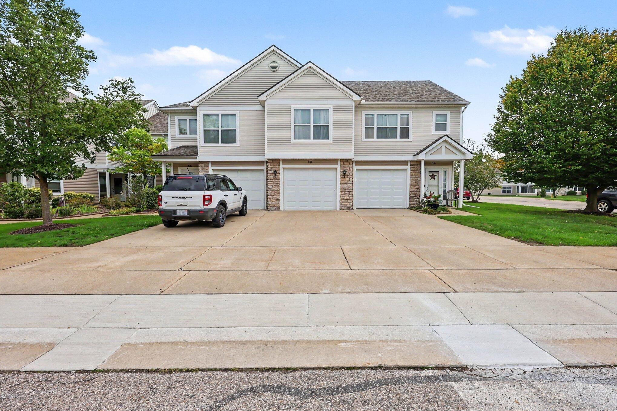641 Fieldstone Circle W