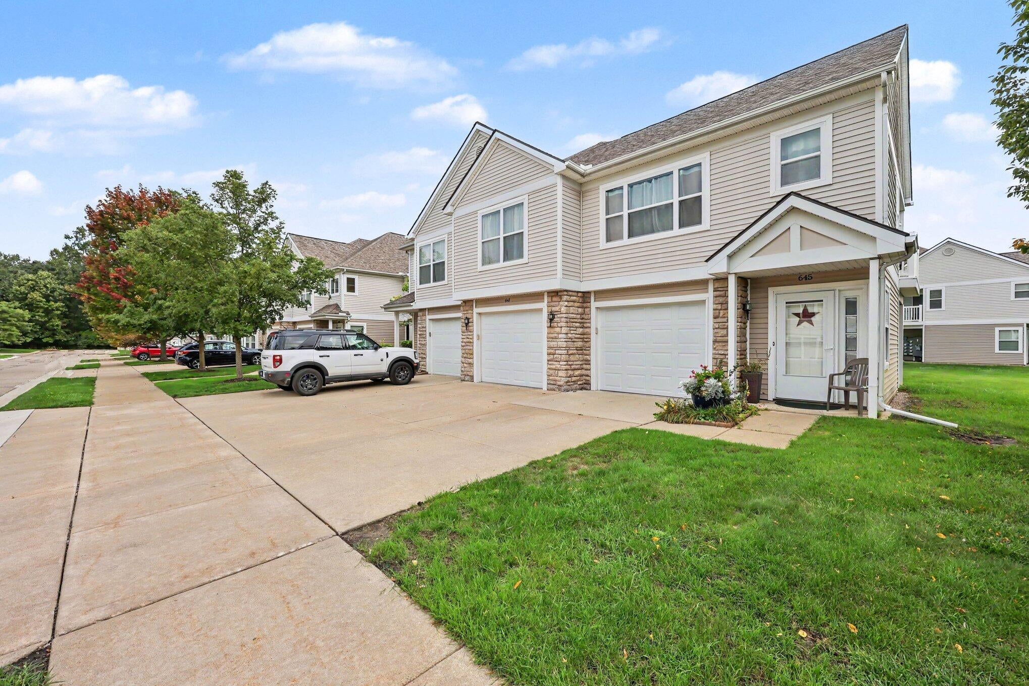 641 Fieldstone Circle W