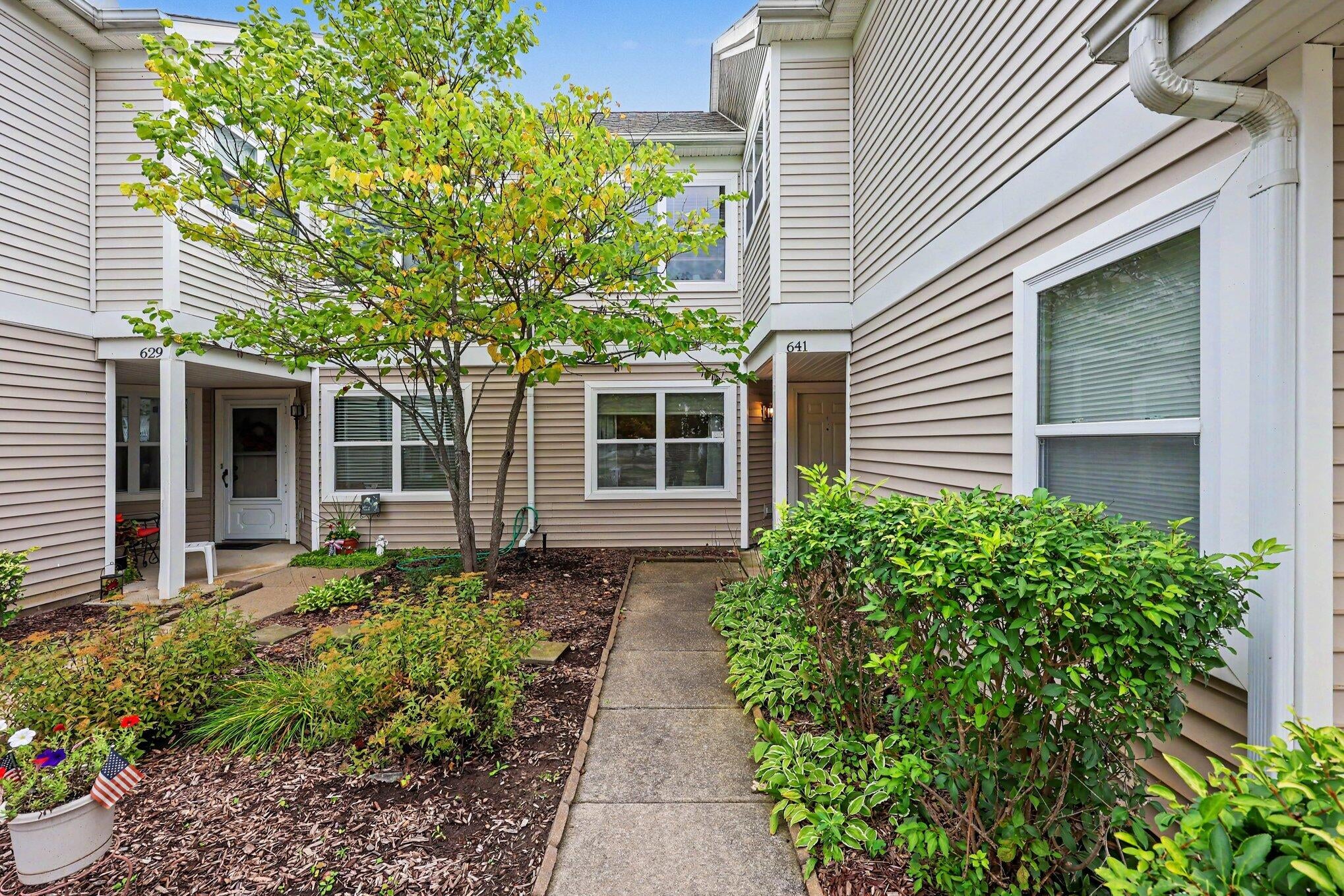 641 Fieldstone Circle W