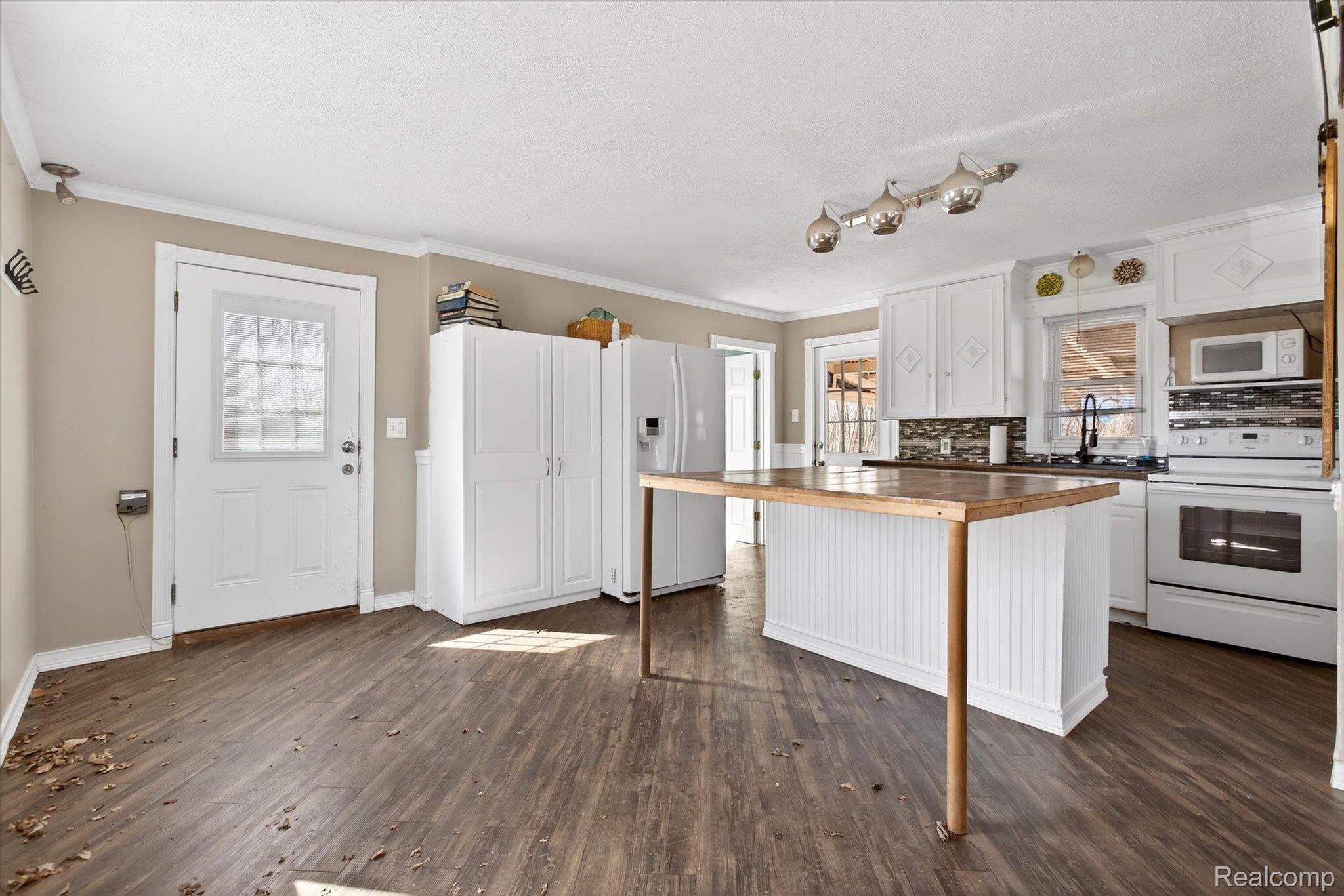 3823 Oxbow Road