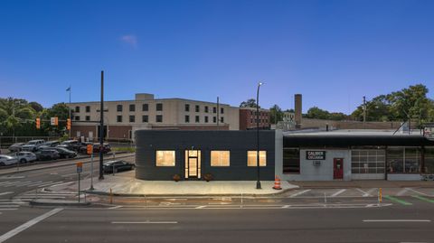22007 WOODWARD Avenue Ferndale City MI 48220