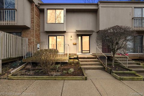 Photo of 1432 Oakbrook E, Rochester Hills City, MI 48307 (MLS # 20261019390)