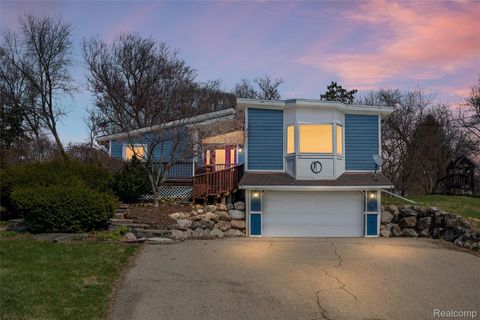 590 Hillwood White Lake Charter Township MI 48383