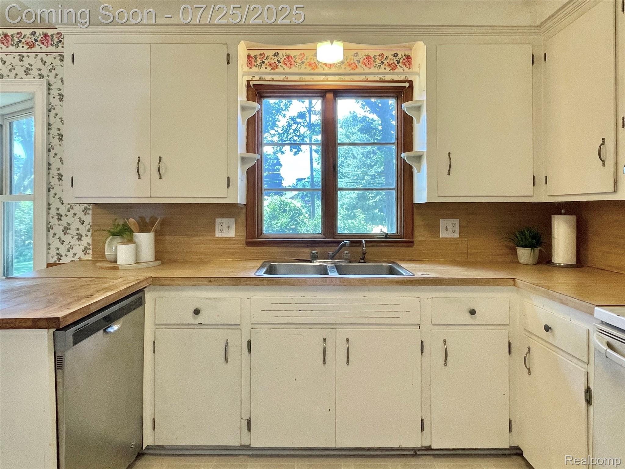 Clinton Charter Township, Michigan 48036, United States, 3 Bedrooms Bedrooms, ,2 BathroomsBathrooms,Residential,Active,178524