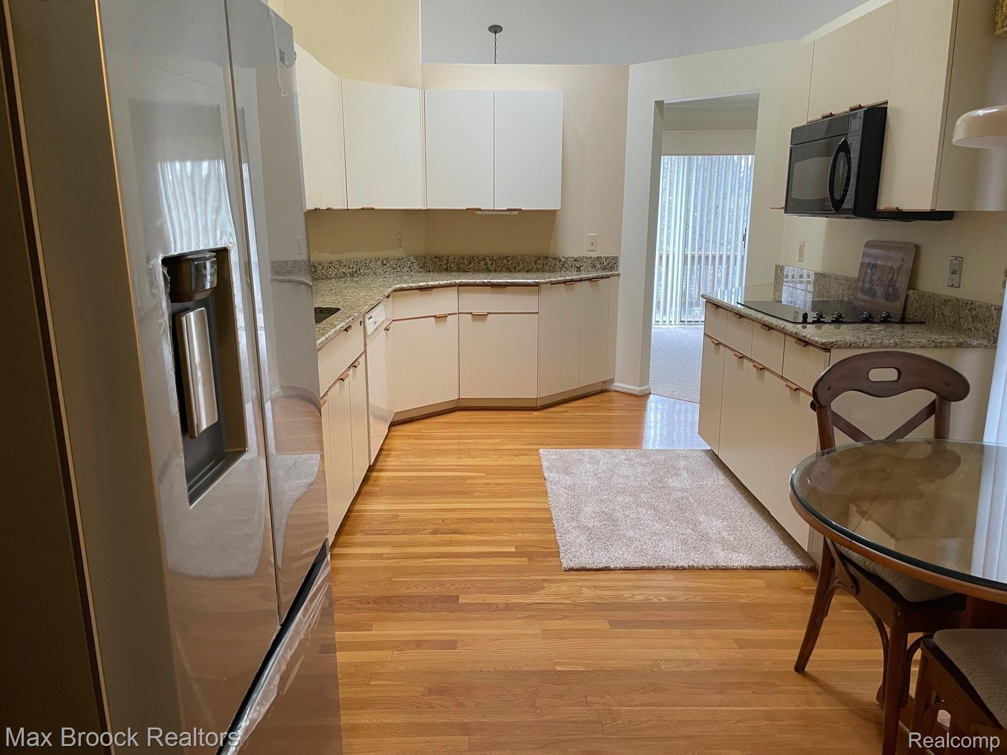 7352 MEADOWRIDGE Circle