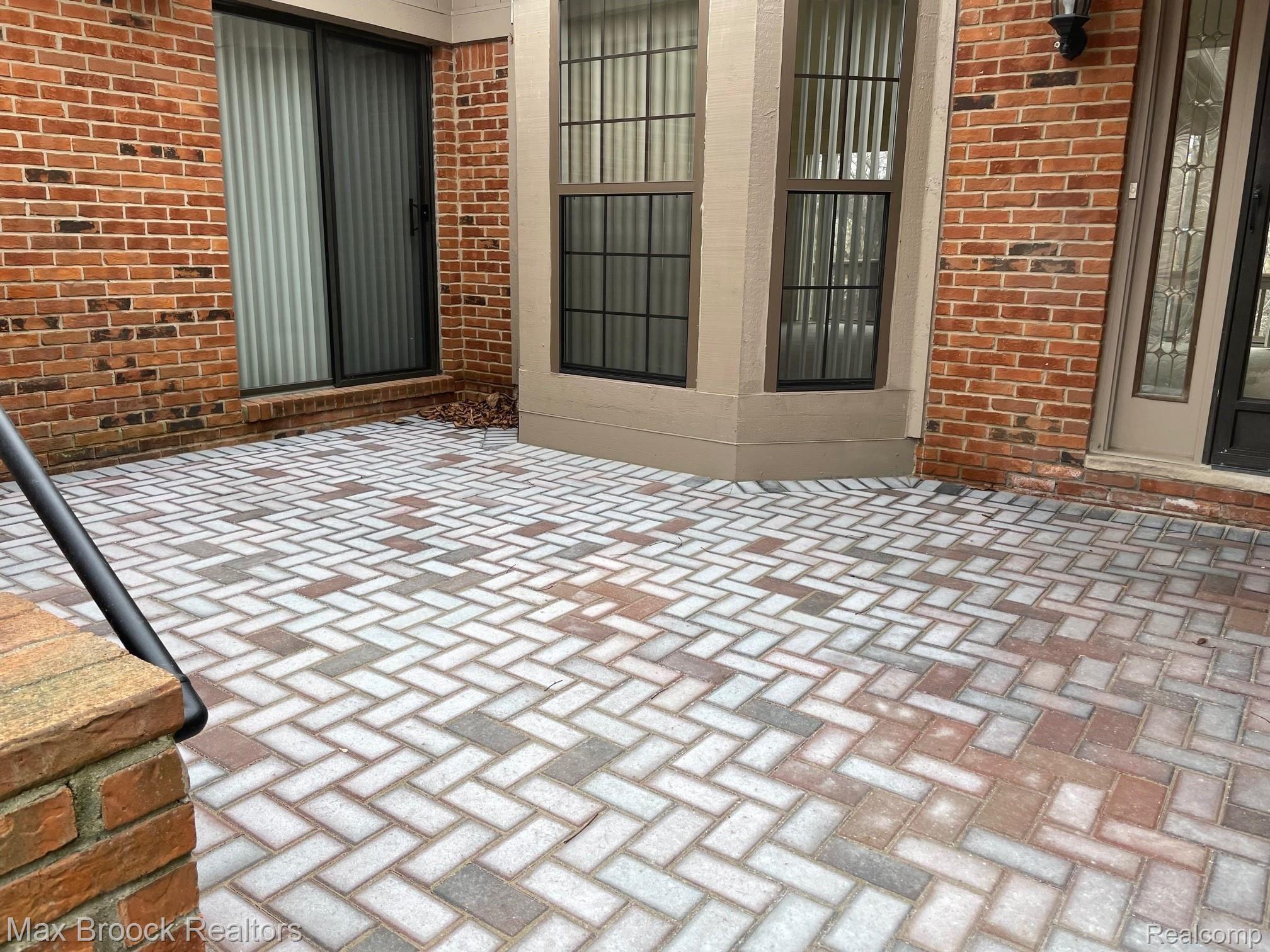 7352 MEADOWRIDGE Circle