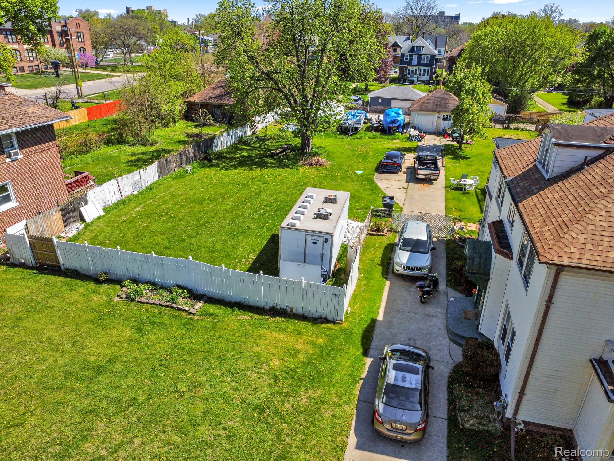 2231 N La Salle Gardens