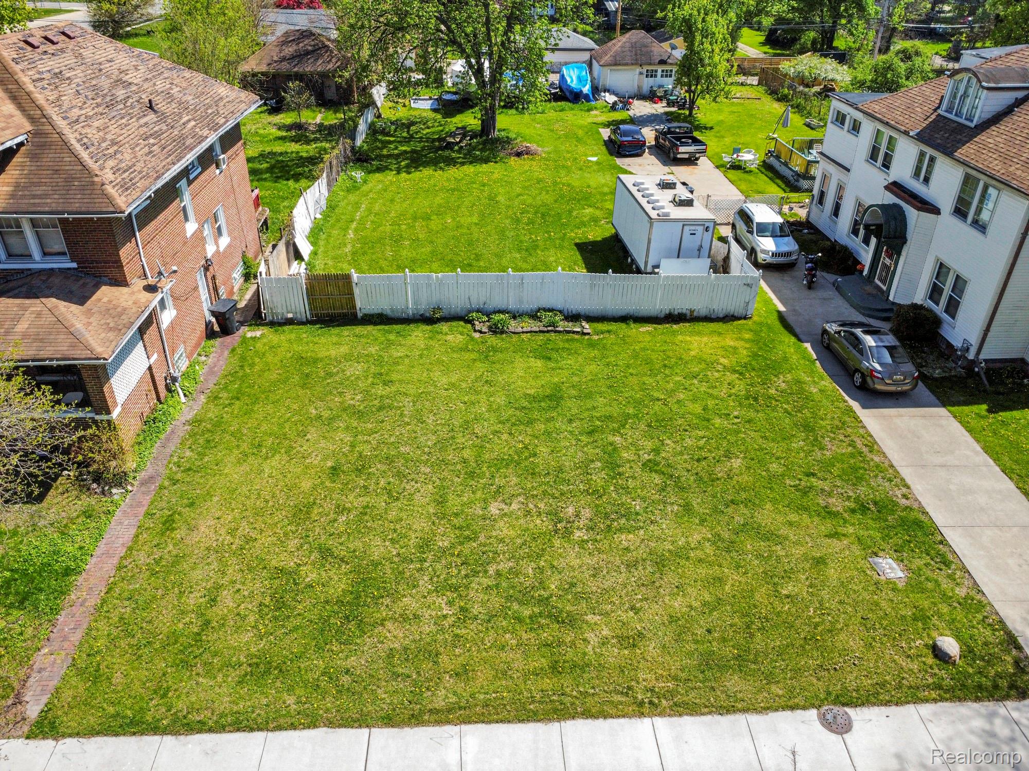 2231 N La Salle Gardens