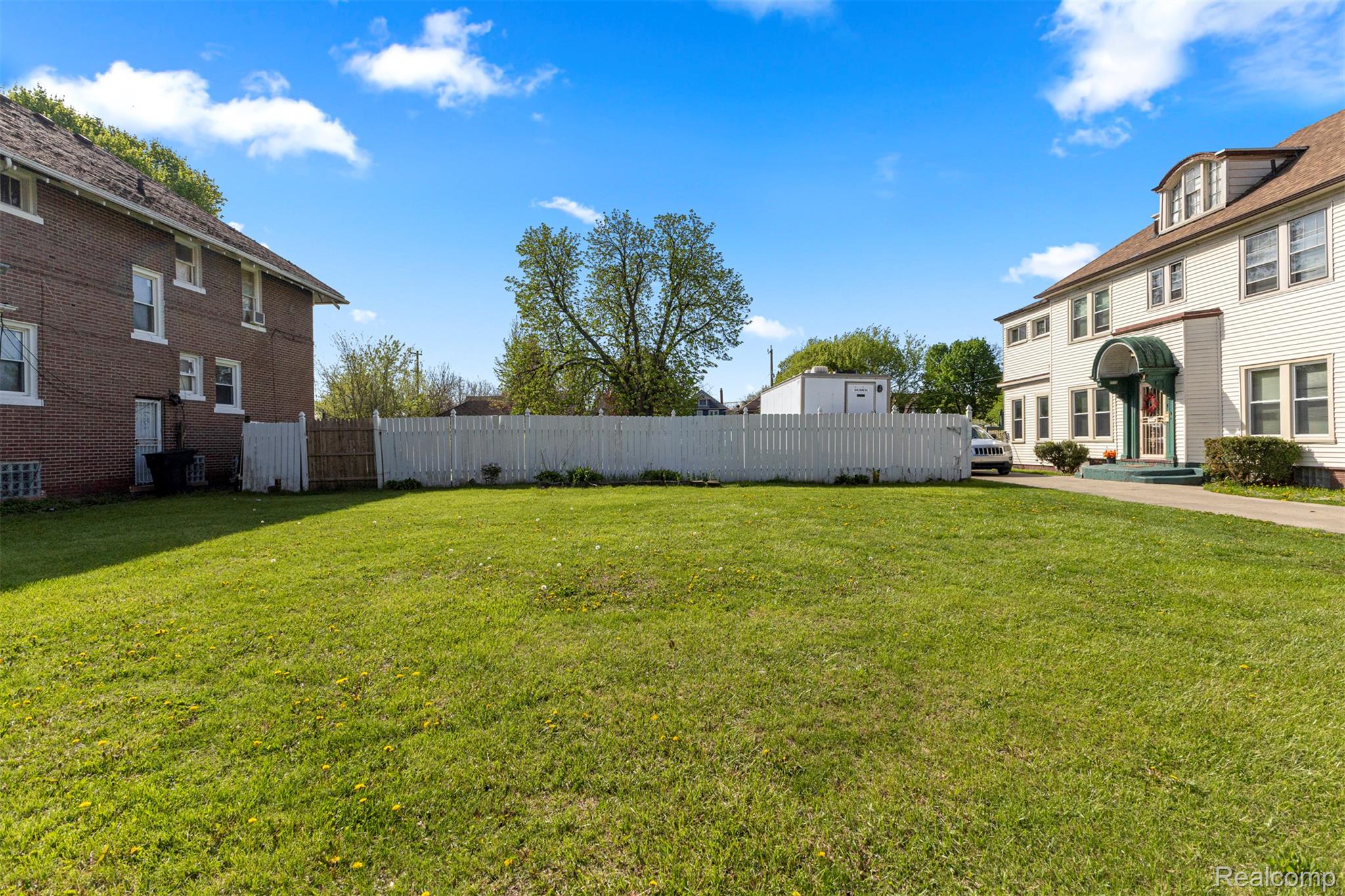 2231 N La Salle Gardens