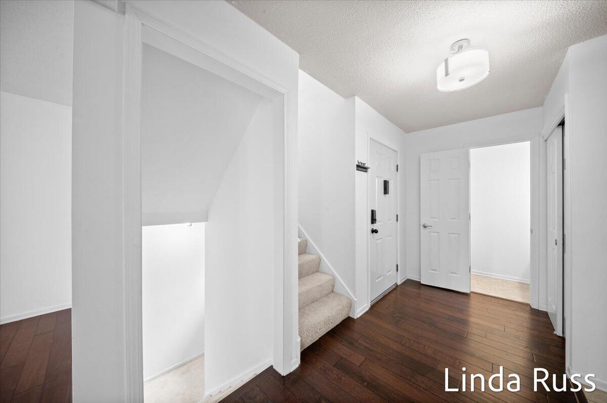 2440 E Collier Avenue SE