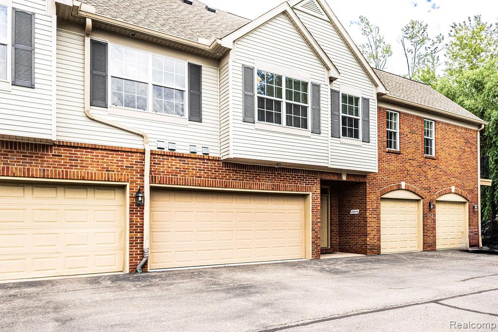 23044 Williamsburg Circle